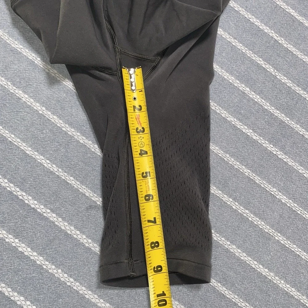Lululemon Grey Reveal Digital Rain Biker Shorts Size 4 Athletic